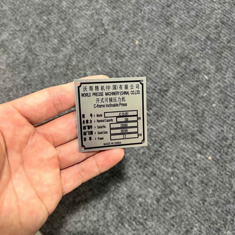 In tem linh kiện điện tử bằng mực in tem nhãn resin trên chất liệu decal xi bạc